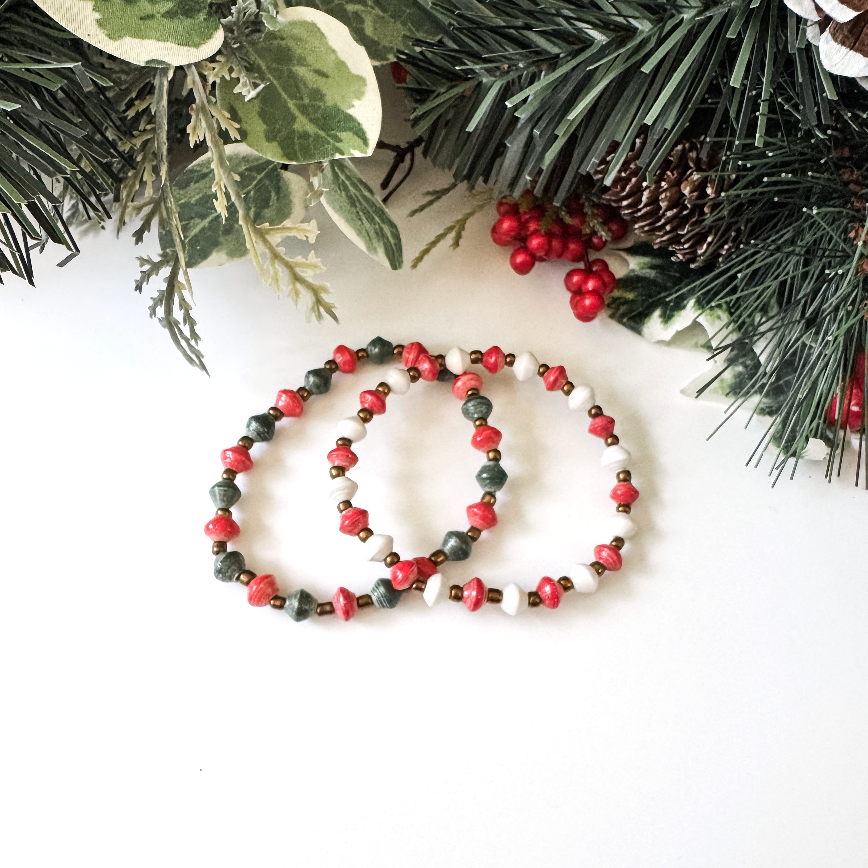 Christmas-Paper-Bead-Bracelet1_e76e6507-3a53-4de8-b82c-b396f2d239e8.jpg