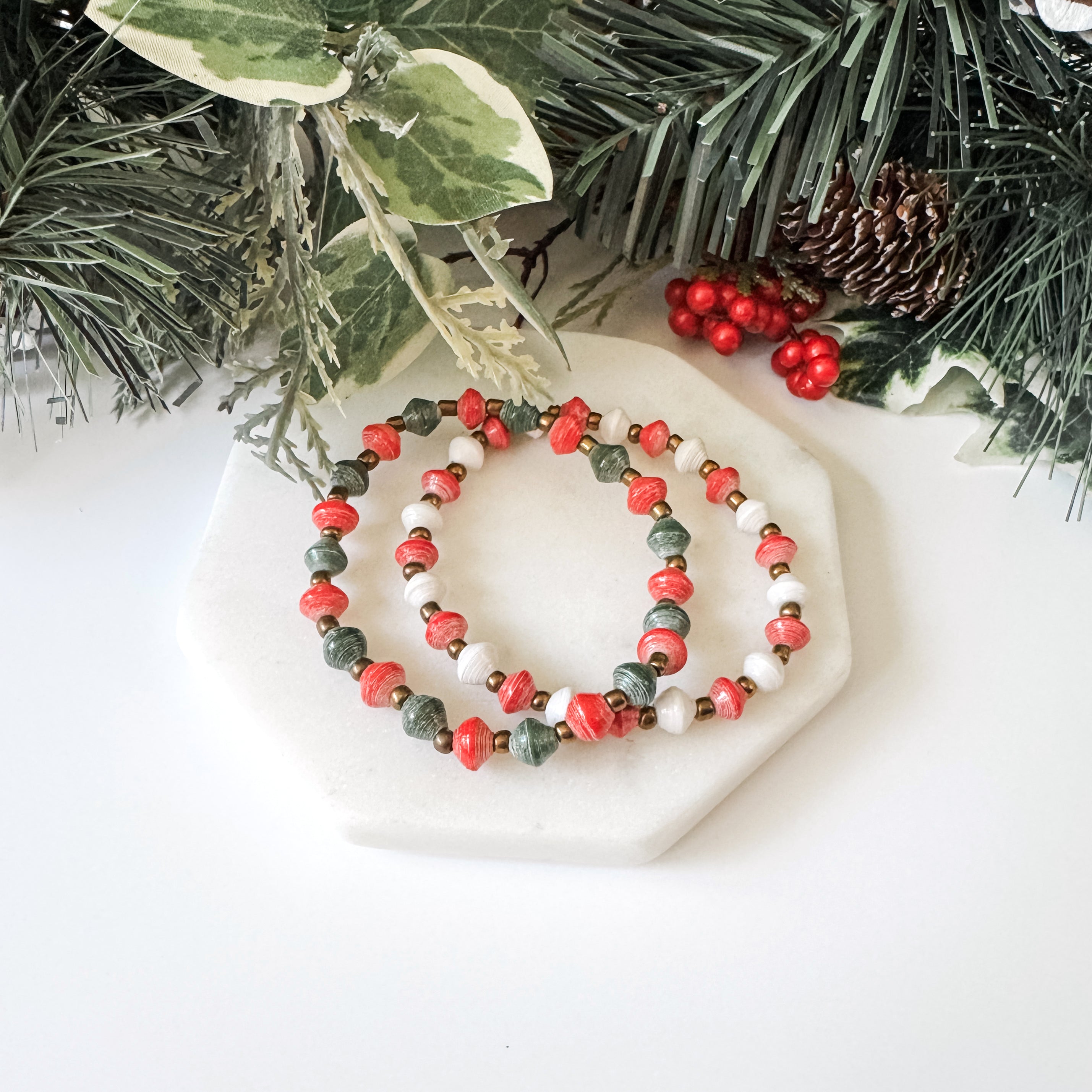 Christmas-Paper-Bead-Bracelet2_91e0792b-6037-4964-b697-822db9298fee.jpg