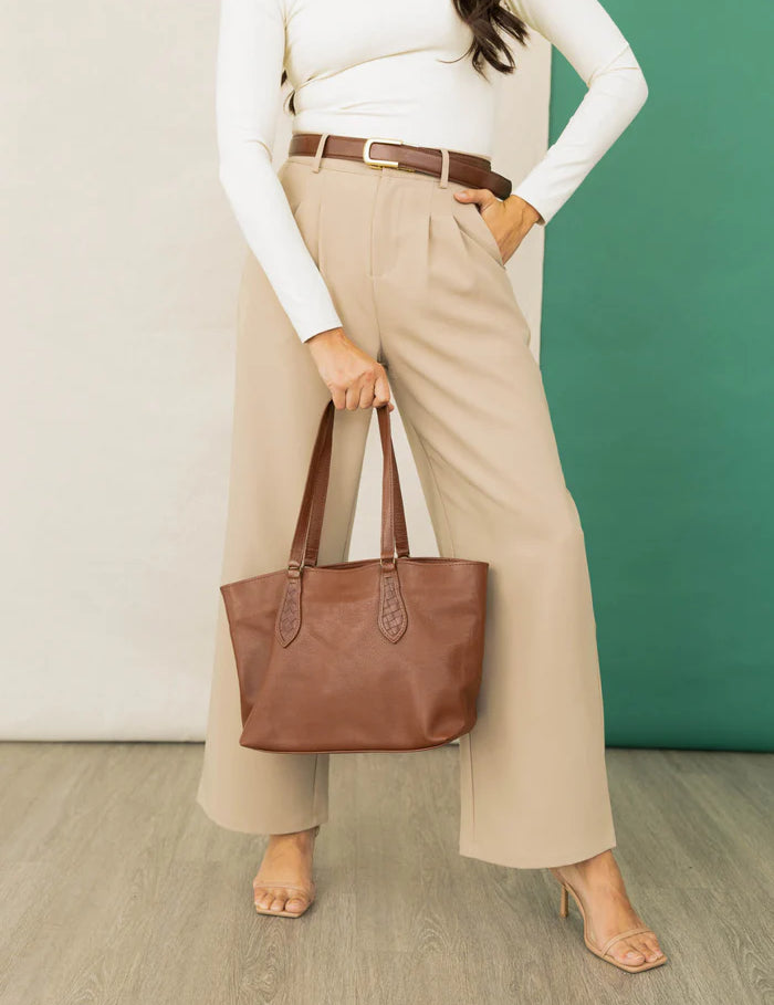 mid-tote-spring-collection-model-close-up_png.webp